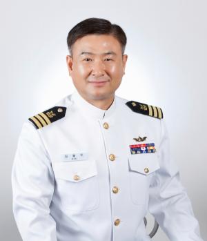 LG복지재단, 물에 빠진 시민 구한 김용우 해군중령에 ‘LG의인상’ 전달