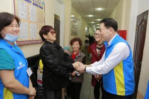조용병 신한금융회장, 우즈베키스탄 의료봉사 직접 참여..."해외서도 사회적 책임 다할 것"
