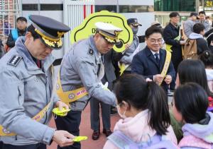 볼보코리아, 서울강남경찰서에 어린이 교통안전 용품 기증